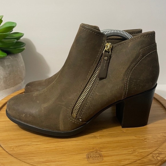 Clarks Collection Brown Leather Western Ankle Boots Block Heel Rustic Women's 7M - Picture 1 of 10